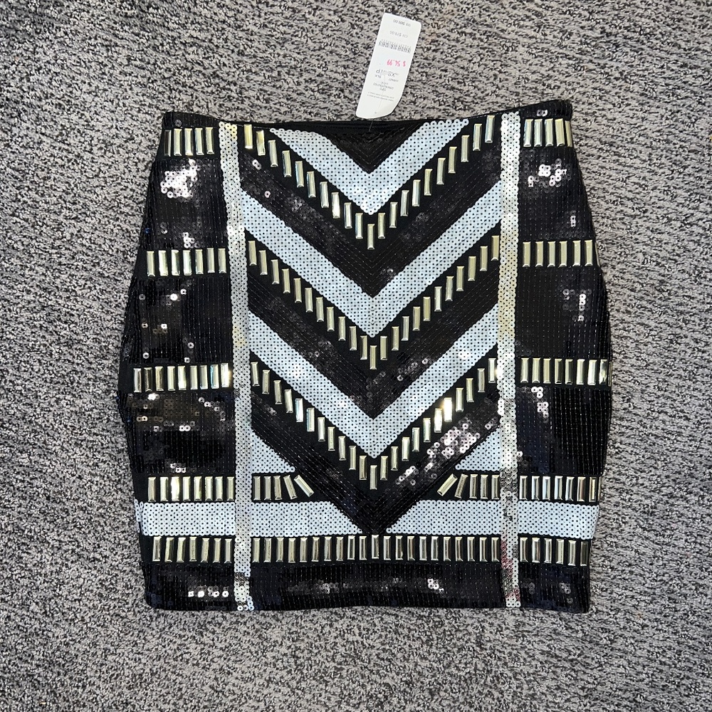 BEBE XS sequenced mini skirt